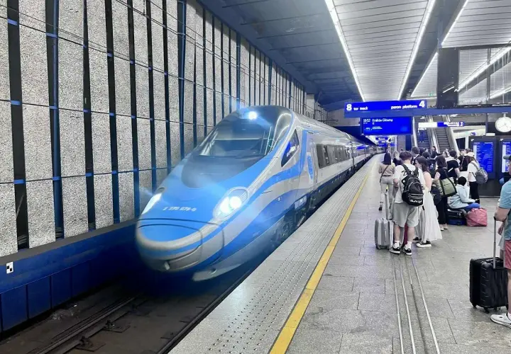Na peronie czeka pociąg Pendolino. Tablica informuje, że to skład do Krakowa Głównego, co pomoże Ci sprawdzić, skąd jedzie pociąg.