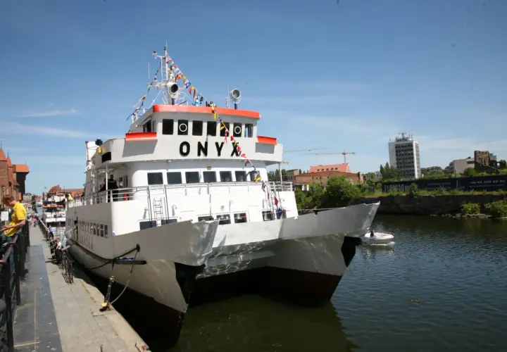Statek "Onyx" czeka na pasażerów na rejsy statkiem Gdańsk Hel.