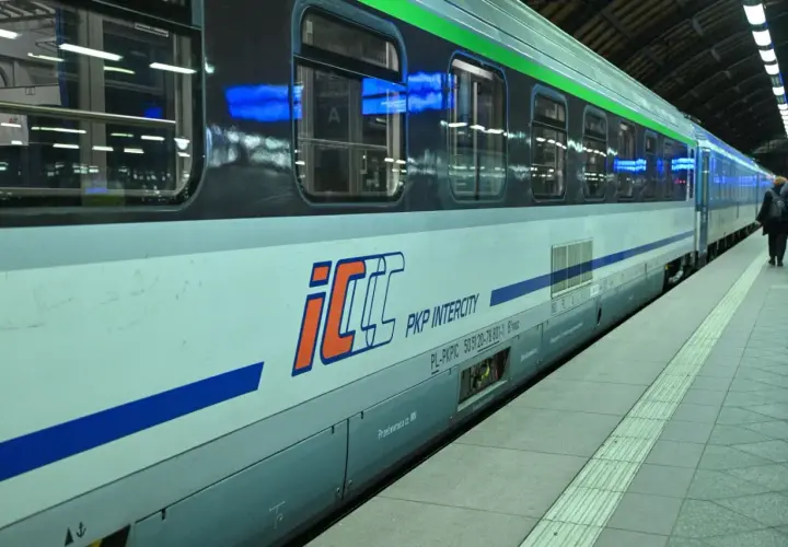Pociąg PKP Intercity na peronie. Dowiedz się, jak połączyć się z wifi Intercity, by podróżować komfortowo.