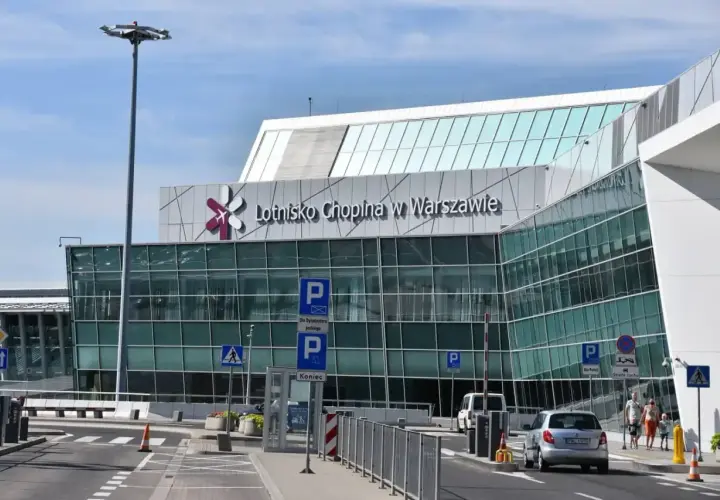 Lotnisko Chopina w Warszawie. Tu zaczyna się podróż, jak dojechać z okęcia do centrum.
