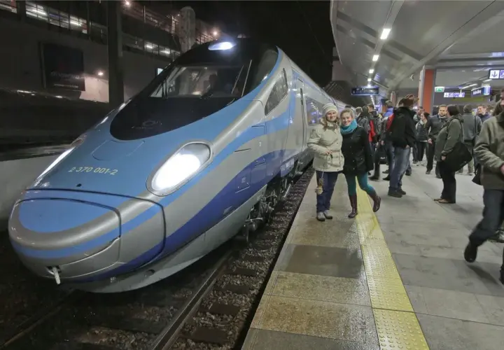 Dwie kobiety na peronie czekają na Pendolino z Gdańska do Krakowa. Pociąg jest nowoczesny i szybki.