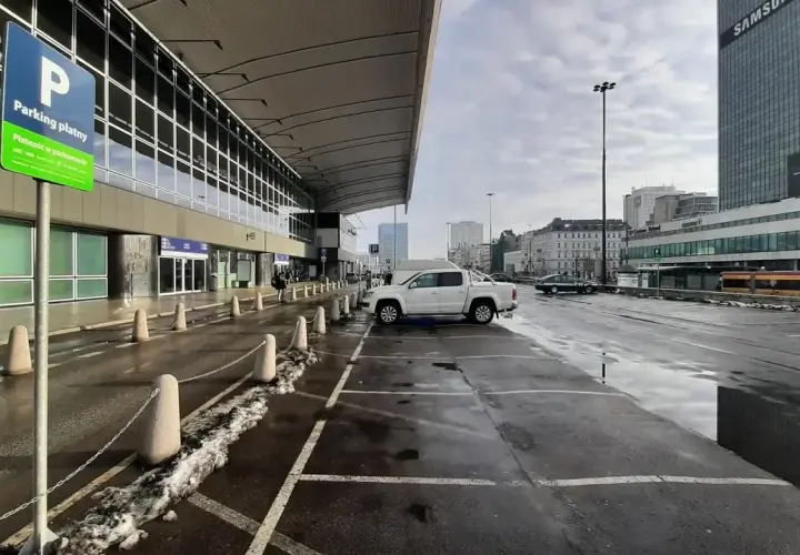 Gdzie zaparkować przy dworcu centralnym? Sprawdź najlepsze opcje parkingowe