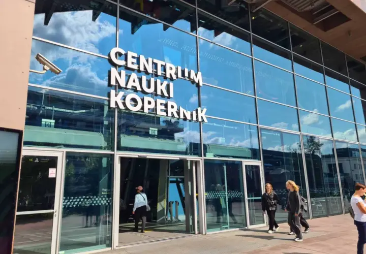 Centrum Nauki Kopernik. Jak dojechać metrem do centrum nauki kopernik? Tu jest wejście.
