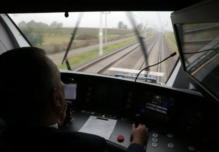 Maszynista prowadzi pociąg, a jego zarobki w Polsce zależą od doświadczenia i firmy.