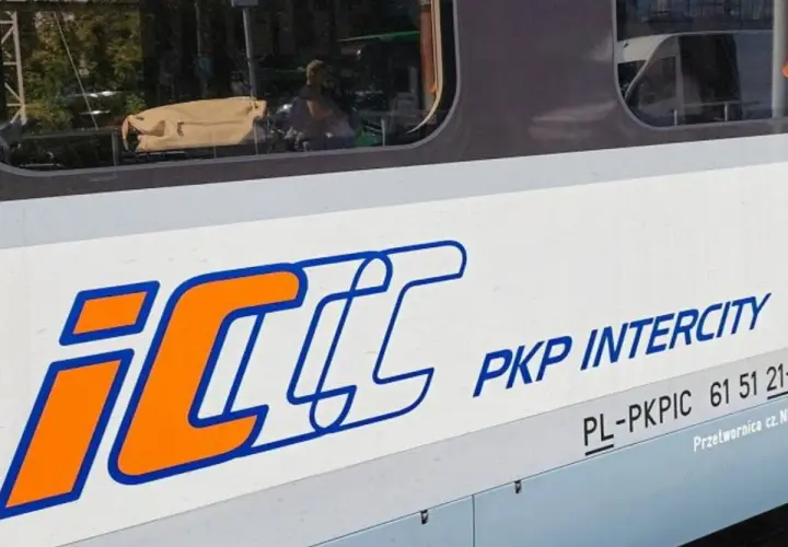 PKP Intercity. Zastanawiasz się, ile kosztuje dopłata do biletu u konduktora? Sprawdź na stronie przewoźnika.