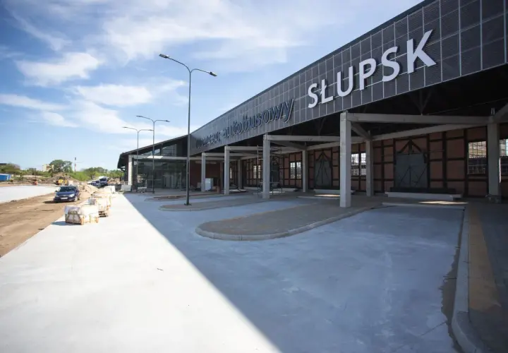 Nowy dworzec autobusowy Słupsk w budowie. Widać parking, perony i charakterystyczny napis.