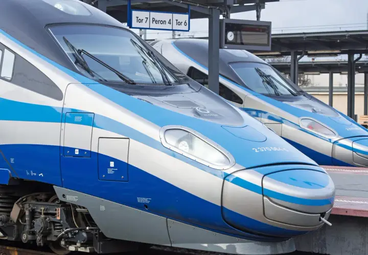 Dwa pociągi Pendolino stojące na peronie. Zastanawiasz się, czy na Pendolino są bilety ulgowe?