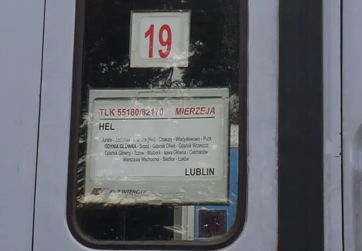 Numer pociągu TLK 55180/82170 widoczny na bilecie, który jest częścią rozkładu jazdy pociągu "Mierzeja" relacji Hel-Lublin.