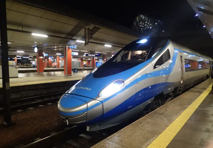 Pendolino na peronie dworca, gotowe do odjazdu.