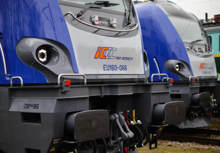 Przód dwóch lokomotyw PKP Intercity EU160-066 i EU160-067 stojących obok siebie.