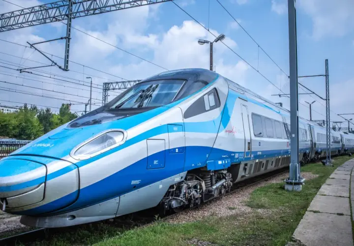 Pendolino w Polsce przemierza główne trasy, łącząc miasta jak Warszawa, Kraków, Trójmiasto, Wrocław i Katowice.
