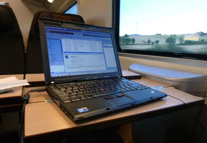 Czy w PKP Intercity jest Wi-Fi? Sprawdź, gdzie jest dostępne i jak działa