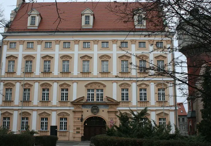 Najlepsze atrakcje w Jelcz-Laskowice, które musisz zobaczyć