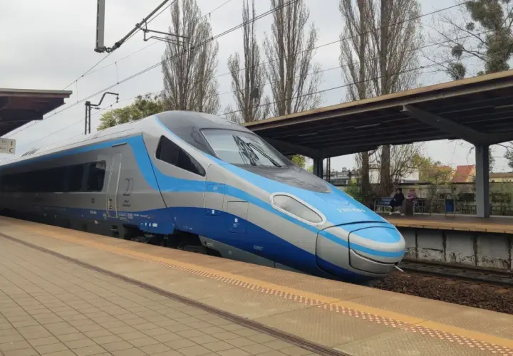 Nowoczesny pociąg Pendolino EIP stoi na peronie.