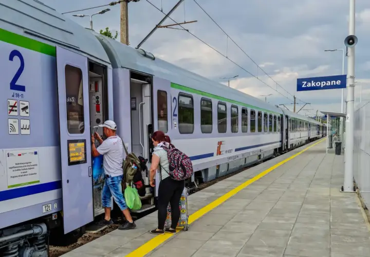 Ludzie wsiadają do pociągu PKP Intercity w Zakopanem. Czy u konduktora można płacić kartą? Tego nie widać, ale podróżni mają bagaże.