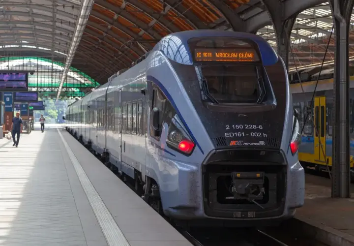 Pociąg Intercity na stacji. Marzysz, jak zostać konduktorem Intercity? To podróż pełna wyzwań i satysfakcji.