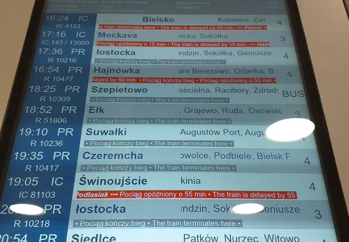 Tablica informacyjna PKP. Gdzie jest teraz pociąg? Wiele pociągów jest opóźnionych, np. do Świnoujścia o 55 minut.