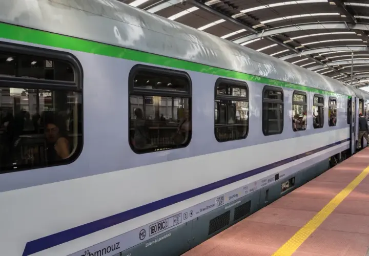 Pasażerowie wsiadają do pociągu PKP Intercity. Czas na rozpatrzenie reklamacji przez PKP Intercity jest określony przepisami.
