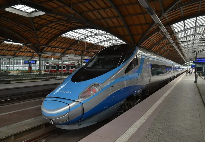 Nowoczesny pociąg EIC Pendolino na peronie dworca.
