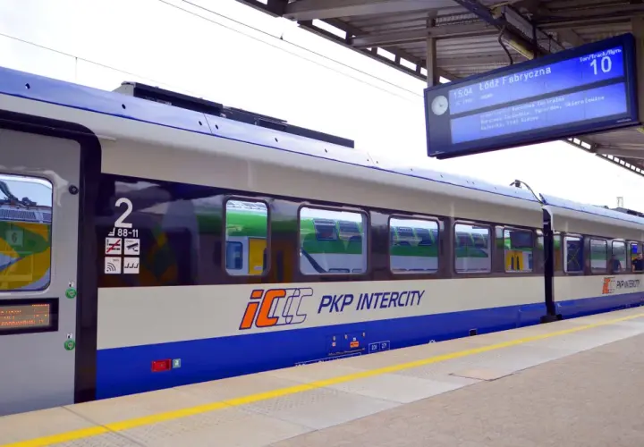 Na dworcu PKP Intercity, gdzie można kupić bilety na pociąg, stoi skład do Łodzi.