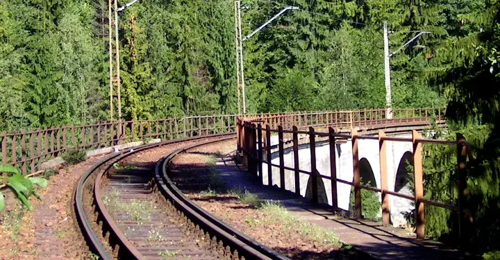 Jak dojechać do Ustronia pociągiem - szybkie trasy i tanie bilety