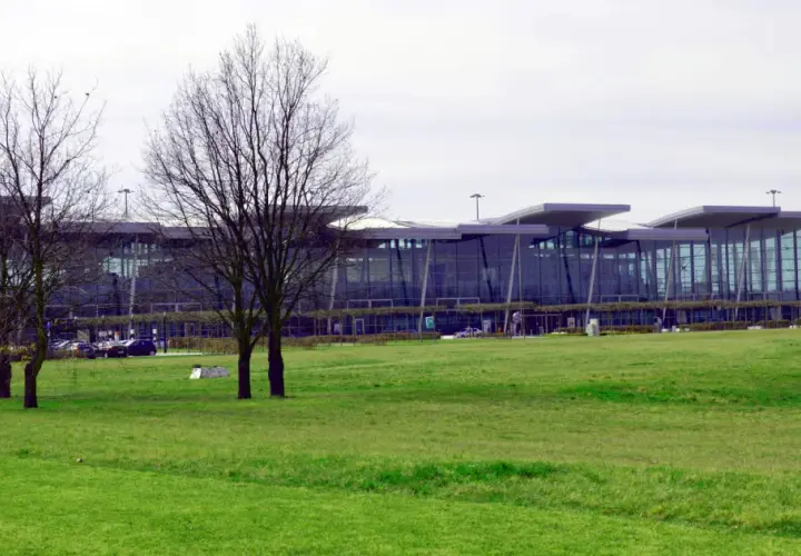 Jak dojechać na lotnisko we Wrocławiu z dworca PKP - sprawdź najlepsze opcje