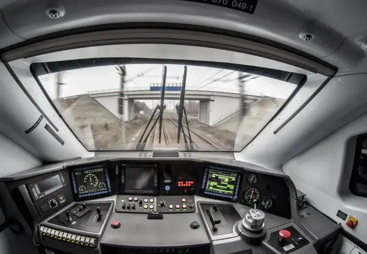 Ile zarabia kierownik pociągu Intercity? Fakty, które zaskakują