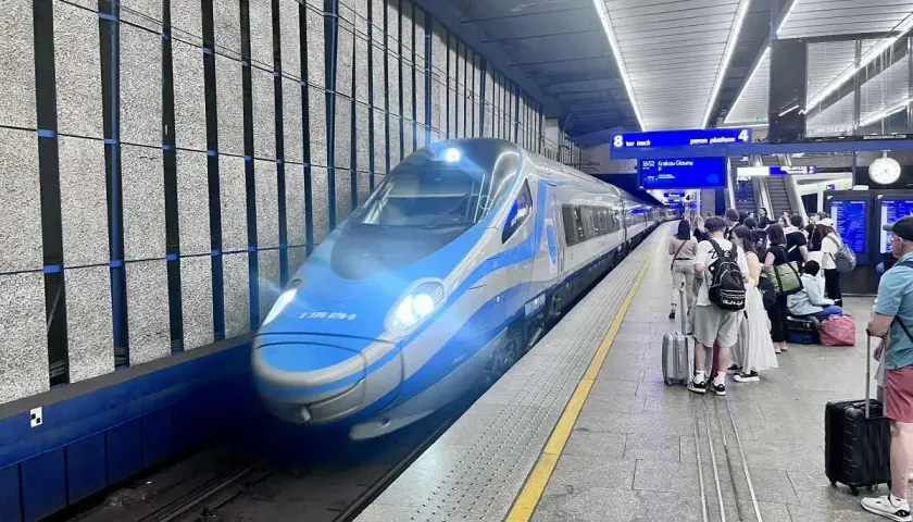 Na peronie czeka pociąg Pendolino. Tablica informuje, że to skład do Krakowa Głównego, co pomoże Ci sprawdzić, skąd jedzie pociąg.