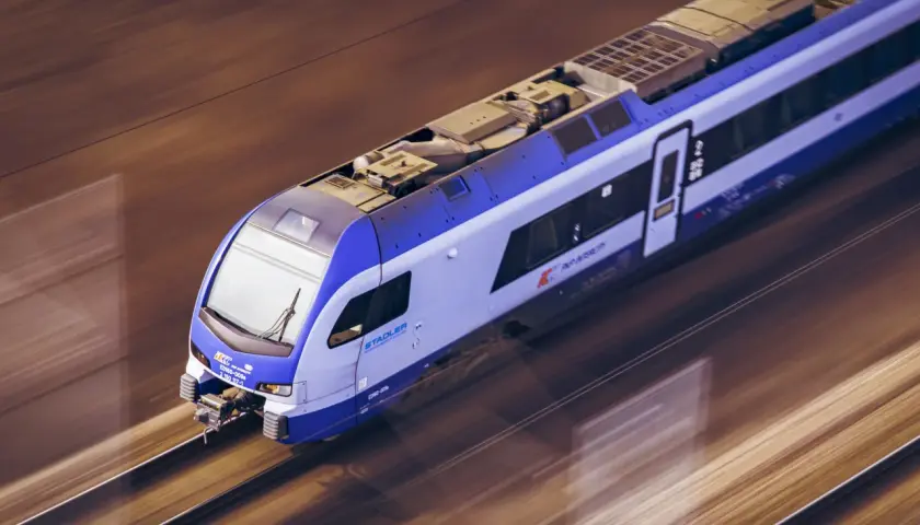 Pędzący pociąg PKP Intercity. Czy można zwrócić samą rezerwację miejsca w PKP?