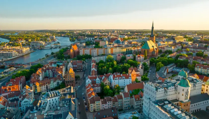 Widok na Szczecin z lotu ptaka. Miasto nad Odrą, gdzie warto pojechać, zachwyca zabytkową architekturą i zielenią.