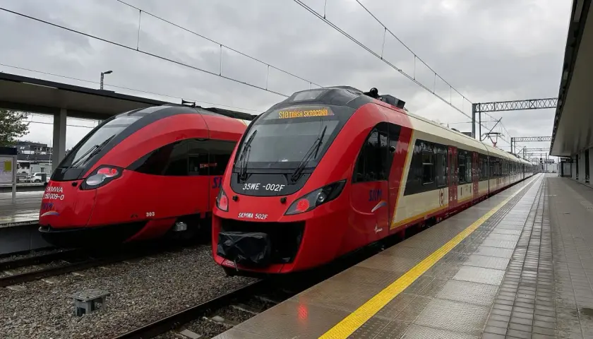 Dwa czerwone pociągi SKM stoją na stacji. Czy da się zwrócić bilet PKP po odjeździe pociągu?