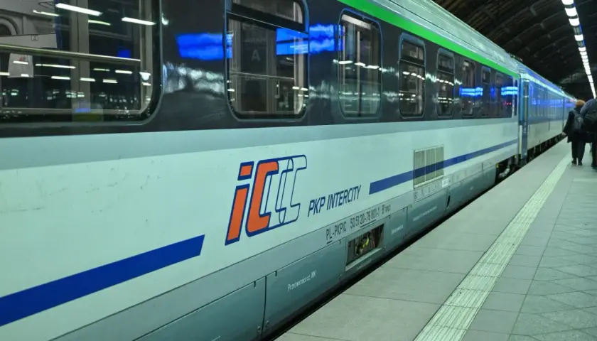 Pociąg PKP Intercity na peronie. Dowiedz się, jak połączyć się z wifi Intercity, by podróżować komfortowo.