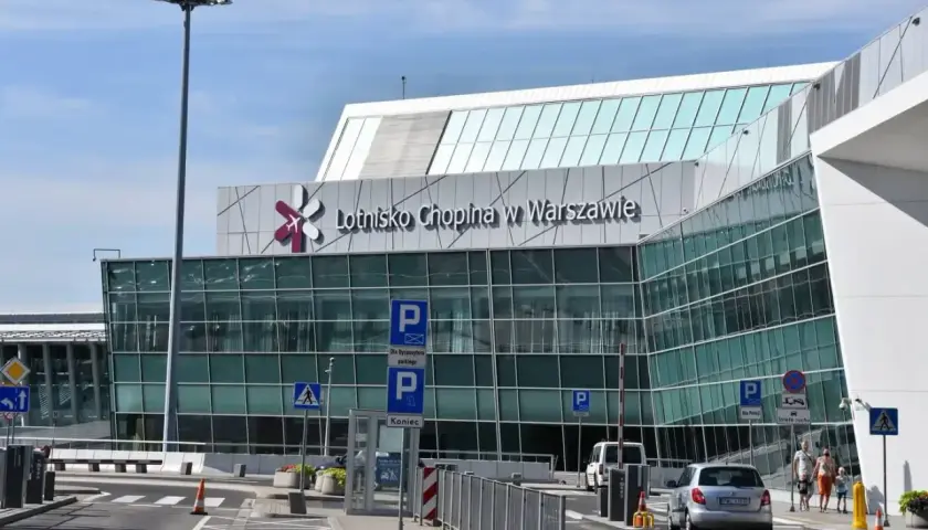 Lotnisko Chopina w Warszawie. Tu zaczyna się podróż, jak dojechać z okęcia do centrum.