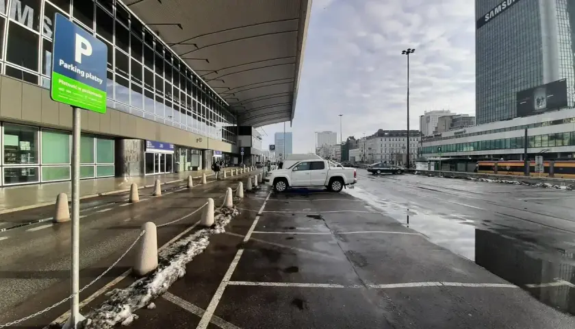 Gdzie zaparkować przy dworcu centralnym? Sprawdź najlepsze opcje parkingowe