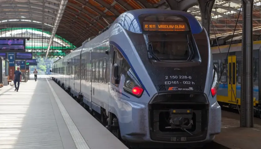 Pendolino na dworcu, gotowe do podróży. Zastanawiasz się, ile zarabia konduktor Pendolino?