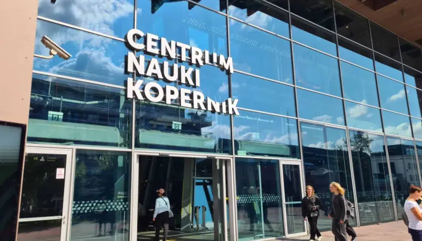 Centrum Nauki Kopernik. Jak dojechać metrem do centrum nauki kopernik? Tu jest wejście.