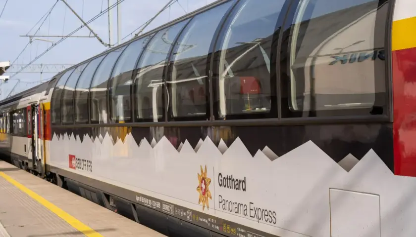 Wagony panoramiczne "Gotthard Panorama Express" z widokiem na góry.