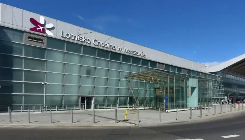 Jak dojechać z dworca Warszawa Centralna na lotnisko Chopina bez stresu