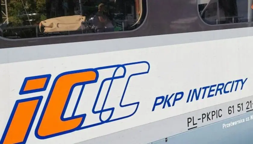 PKP Intercity. Zastanawiasz się, ile kosztuje dopłata do biletu u konduktora? Sprawdź na stronie przewoźnika.
