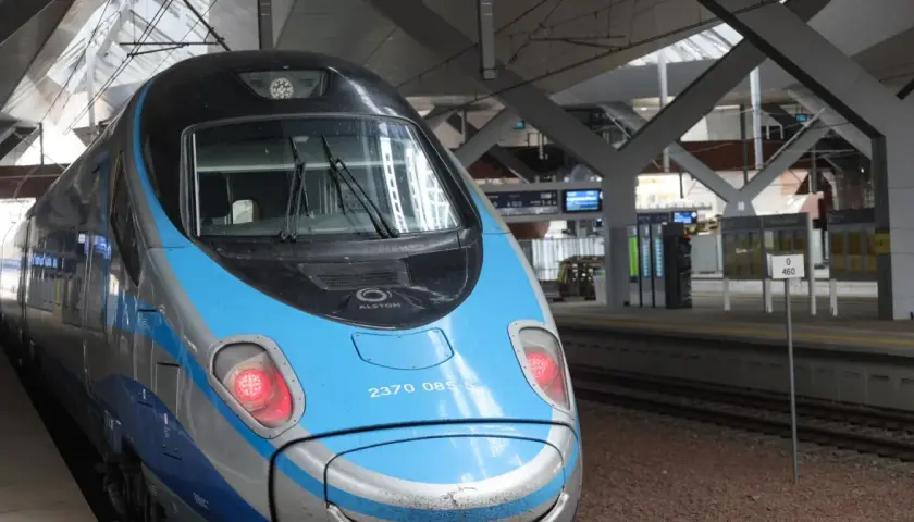 Nowoczesny pociąg PKP Pendolino na stacji. Czekamy na odjazd, ale chwilowo trwa przerwa techniczna PKP.