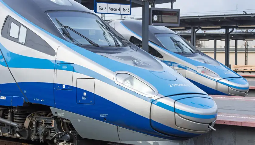 Dwa pociągi Pendolino stojące na peronie. Zastanawiasz się, czy na Pendolino są bilety ulgowe?