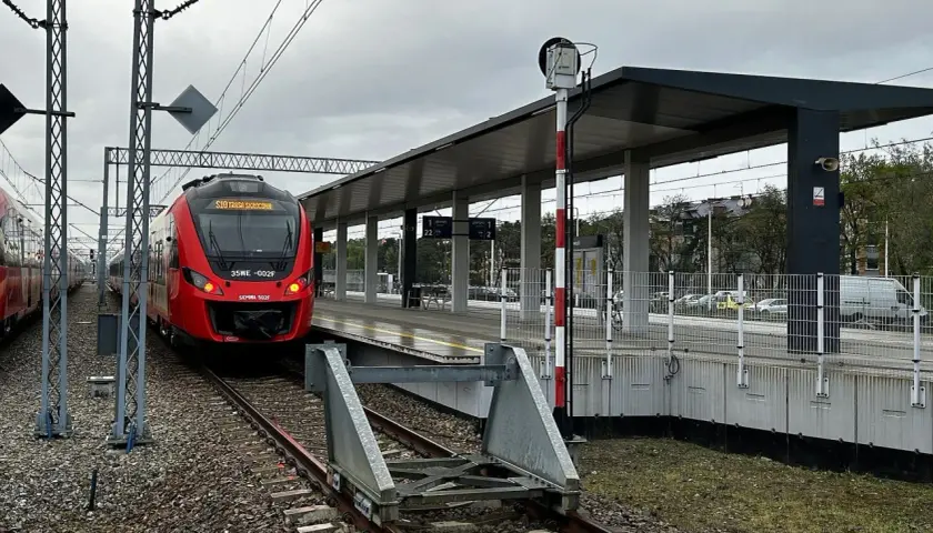 Czerwony pociąg SKM na stacji. Zastanawiasz się, ile wczesniej mozna zwrocic bilet PKP? Sprawdź regulamin przewoźnika.