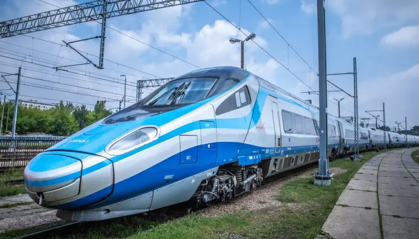 Pendolino w Polsce przemierza główne trasy, łącząc miasta jak Warszawa, Kraków, Trójmiasto, Wrocław i Katowice.