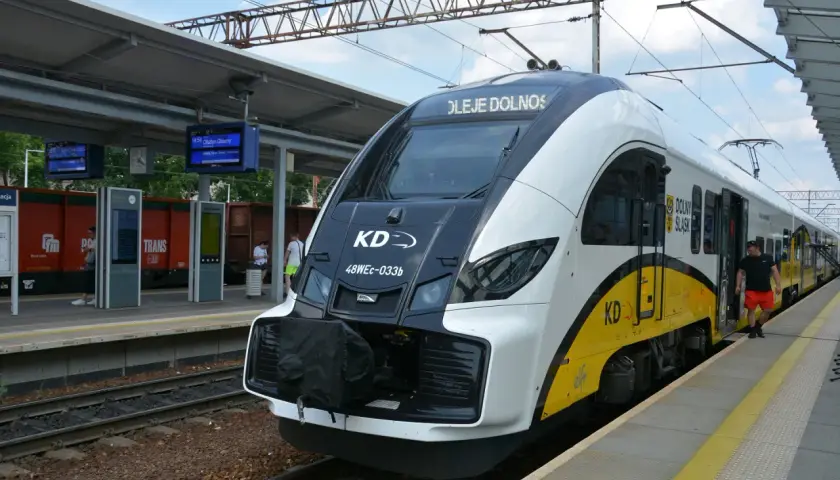 Nowy pociąg KD "Koleje Dolnośląskie" czeka na pasażerów. Czy to ten pociąg do Zielonej Góry?