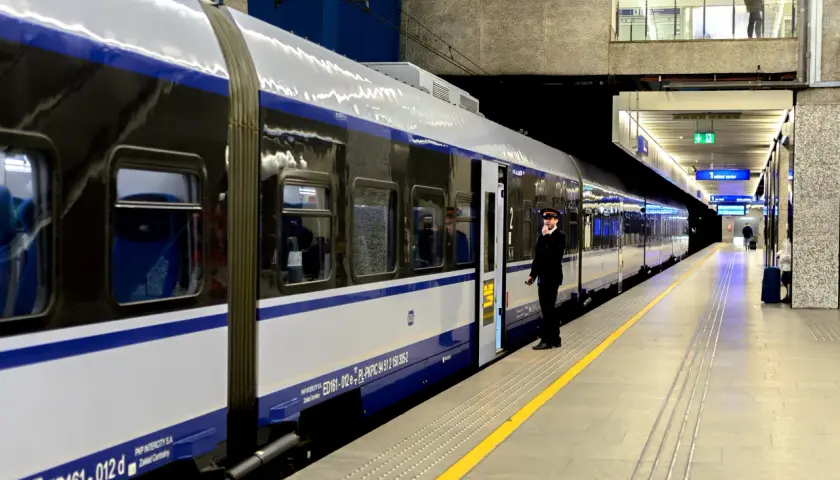 Gdzie sprawdzić z którego peronu odjeżdża pociąg i uniknąć opóźnień
