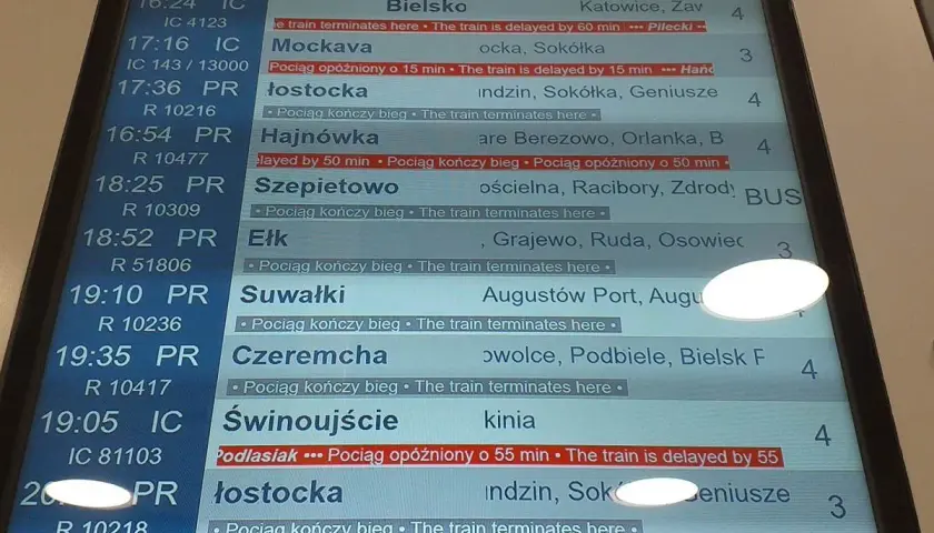Tablica informacyjna PKP. Gdzie jest teraz pociąg? Wiele pociągów jest opóźnionych, np. do Świnoujścia o 55 minut.