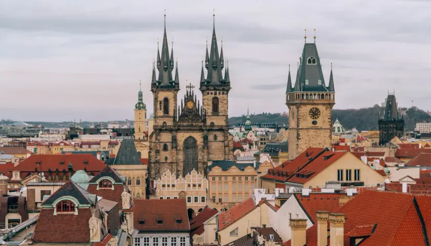 Widok na praską Starówkę z wieżami kościoła Marii Panny przed Tynem i Ratuszem Staromiejskim. W oddali widać nowoczesne budynki, a gdzieś tam pewnie jedzie pociąg w Czechach.