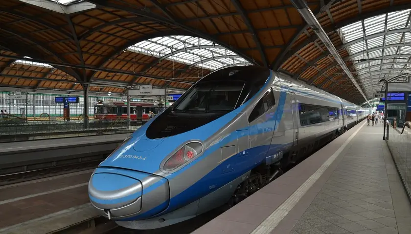 Nowoczesny pociąg EIC Pendolino na peronie dworca.