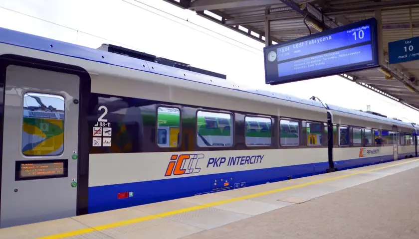 Na dworcu PKP Intercity, gdzie można kupić bilety na pociąg, stoi skład do Łodzi.