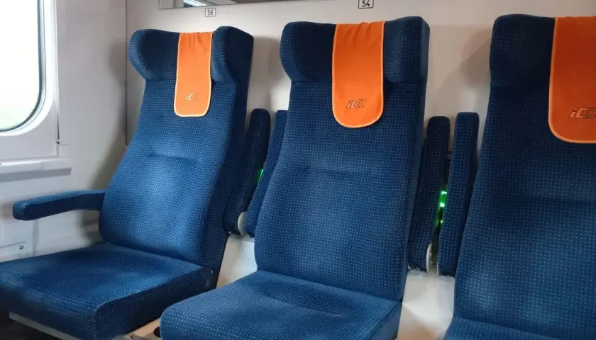 Komfortowe siedzenia w pociągu PKP Intercity na trasie Warszawa - Giżycko.